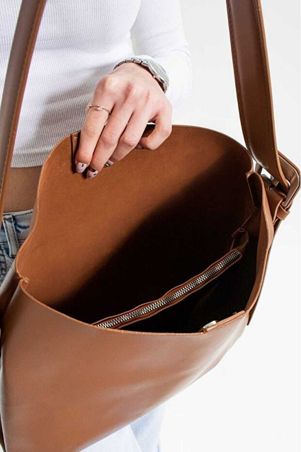 Kadın Büyük Boy Mıknatıslı Kapaklı İç Fermuarlı Ayarlanabilir El ve Omuz Çantası